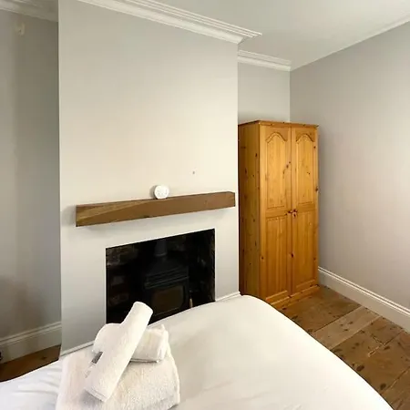 Tranquil 3 Bed Haven Near Harbourside Vakantiehuis